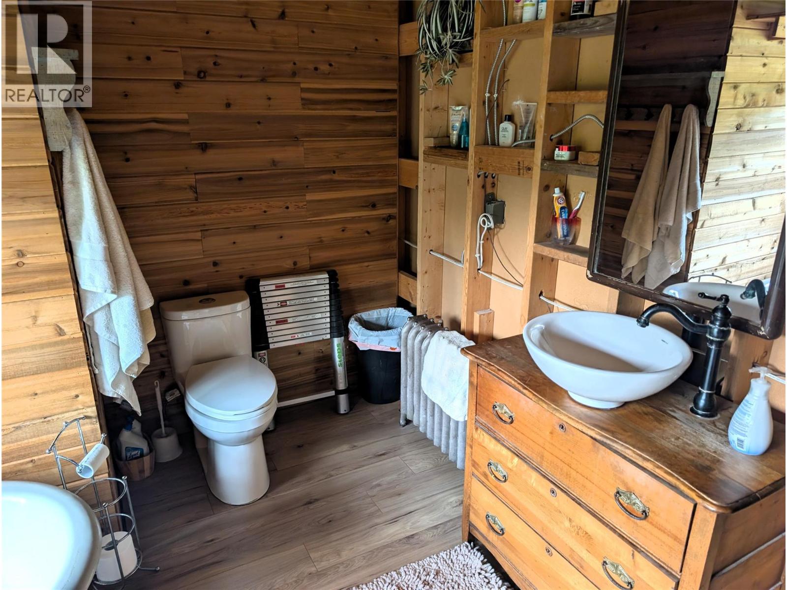 10017 6 Highway, Edgewood