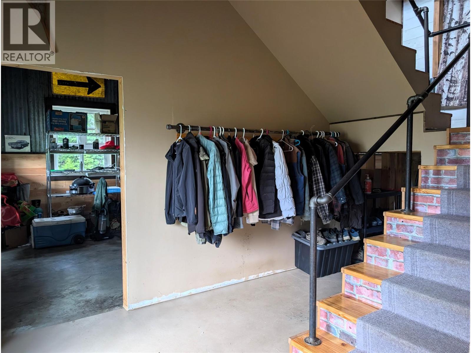 10017 6 Highway, Edgewood