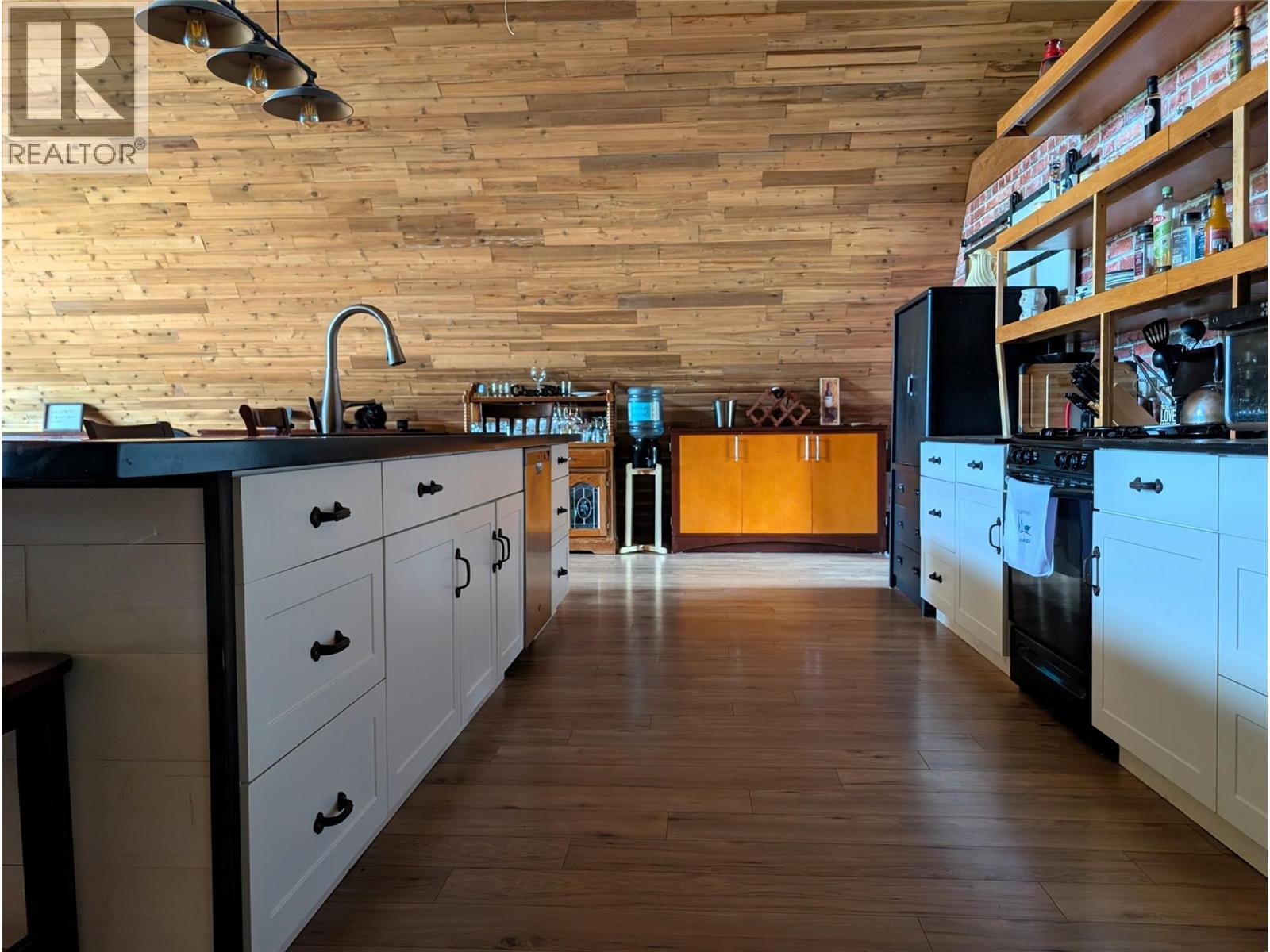10017 6 Highway, Edgewood