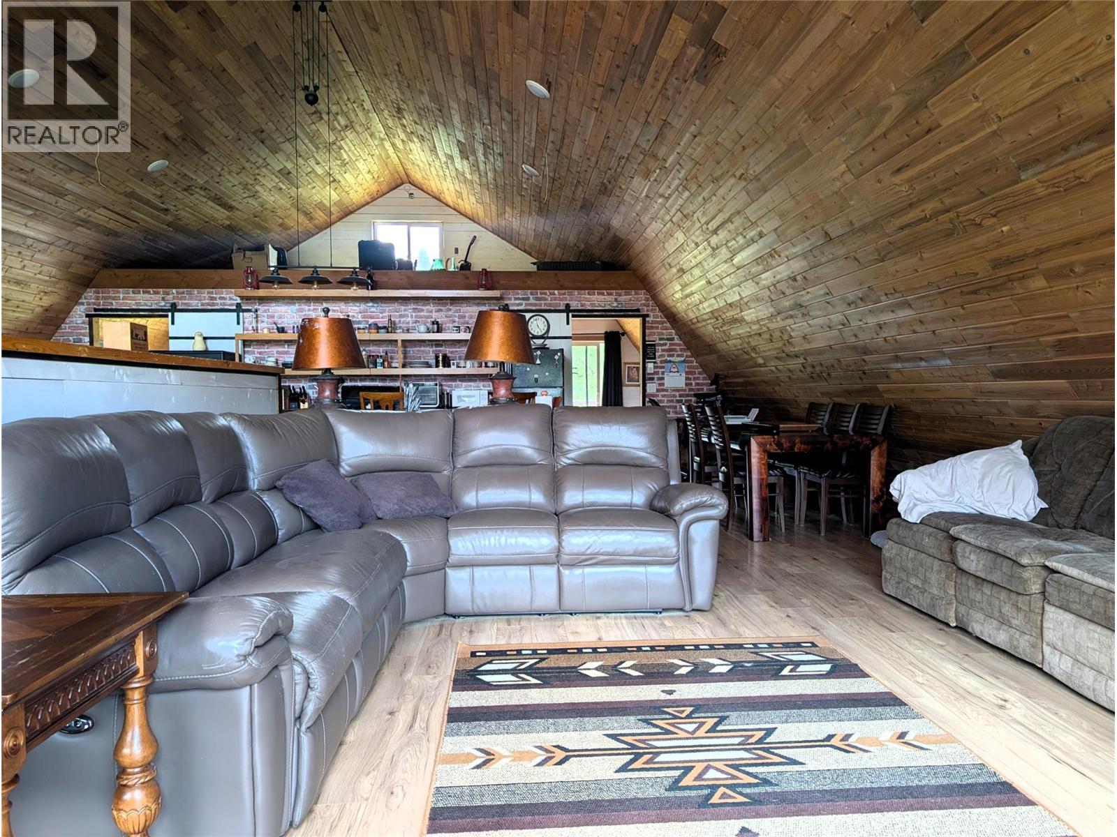 10017 6 Highway, Edgewood