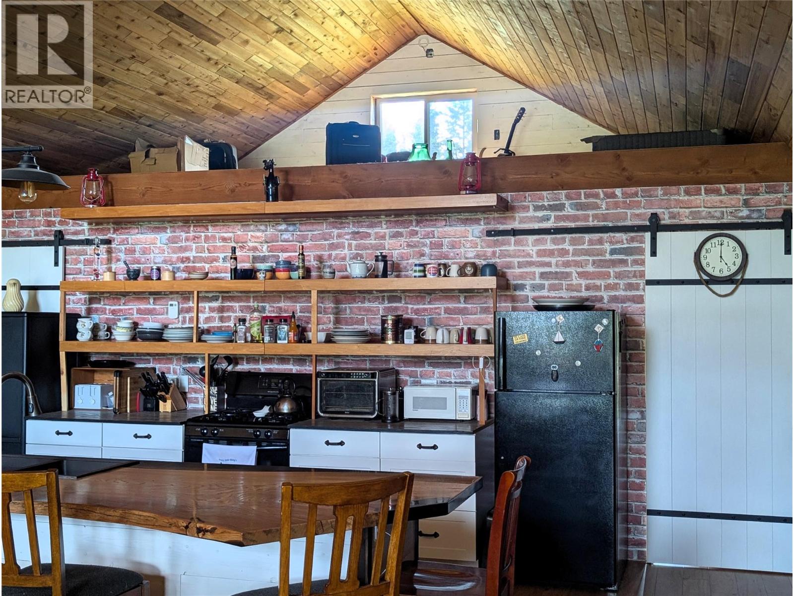 10017 6 Highway, Edgewood