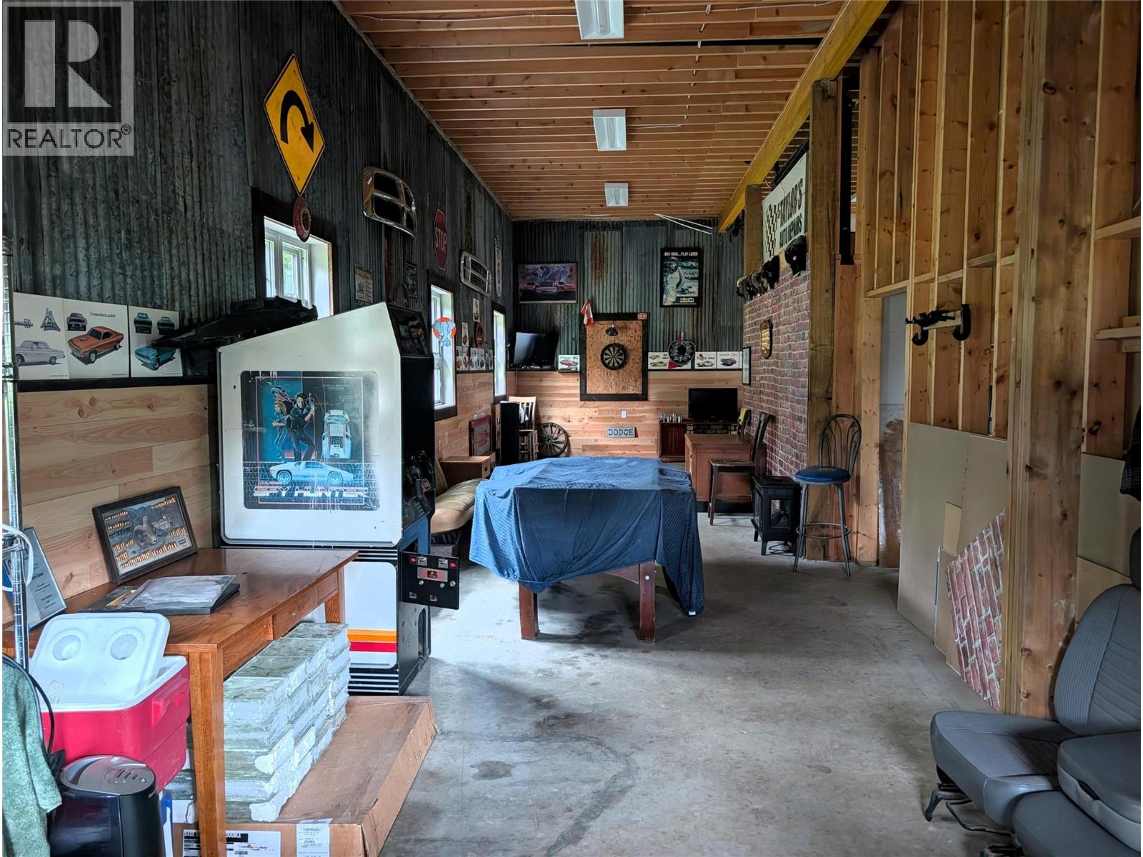 10017 6 Highway, Edgewood