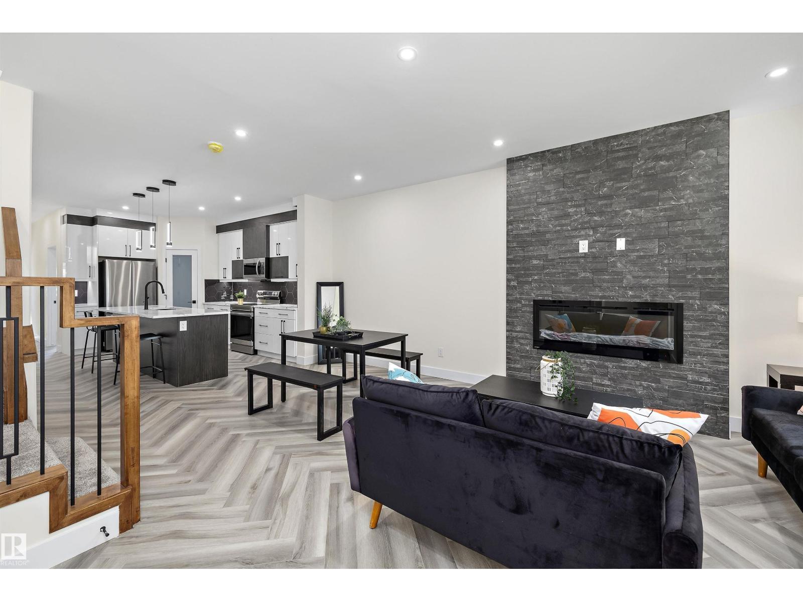 8319 81 AV NW NW - 5