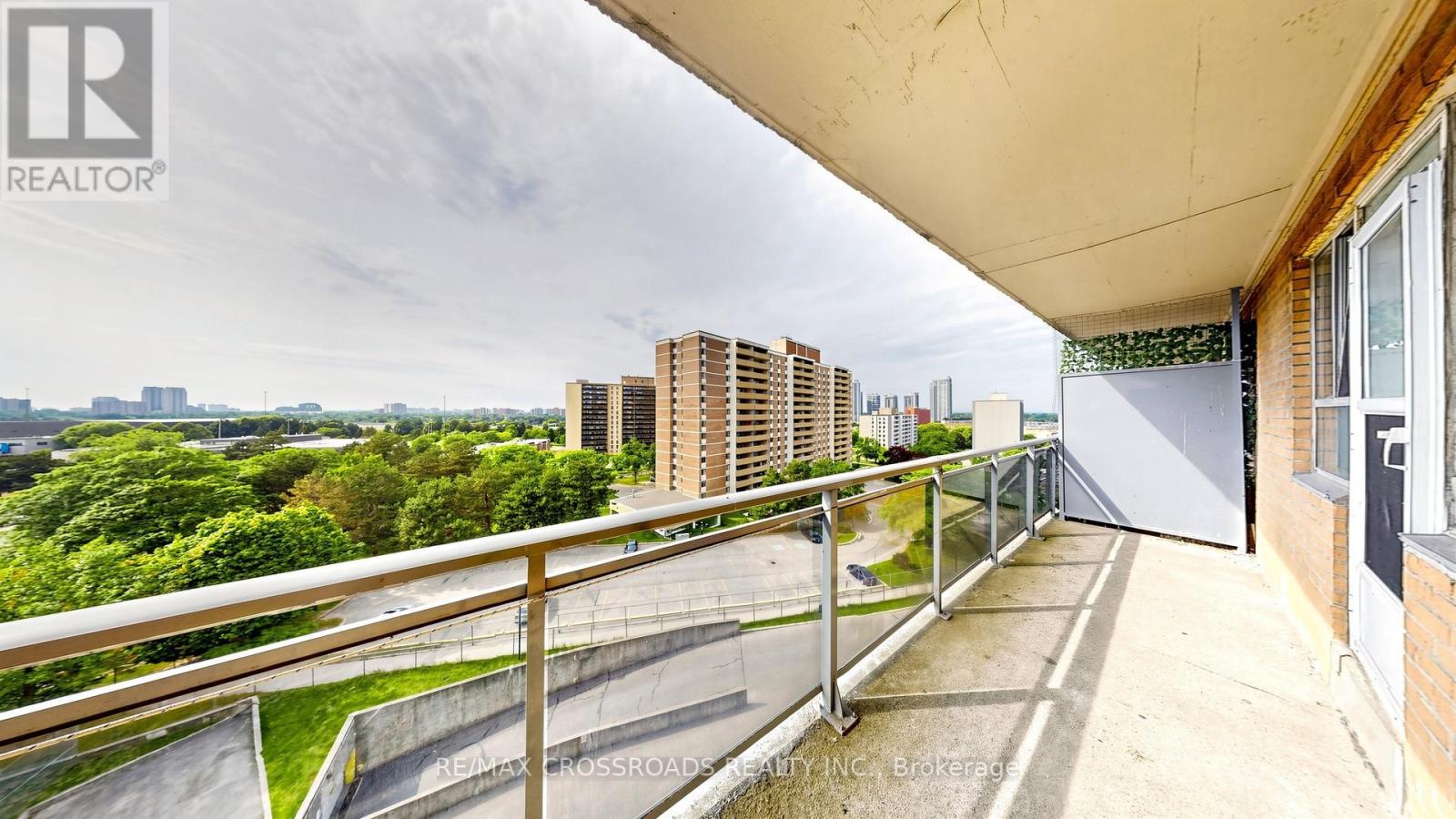 #817 100 DUNDALK DRIVE - 44