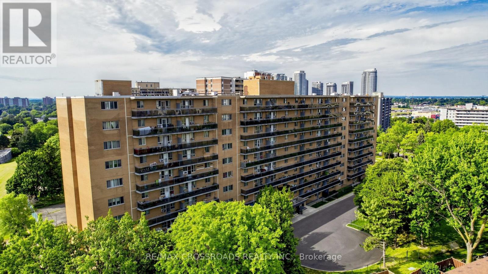 #817 100 DUNDALK DRIVE - 48
