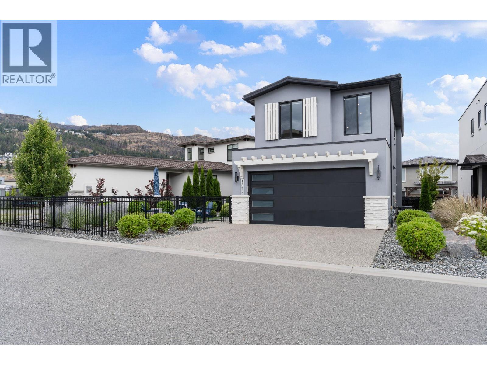 1877 Viewpoint Crescent - photo 2