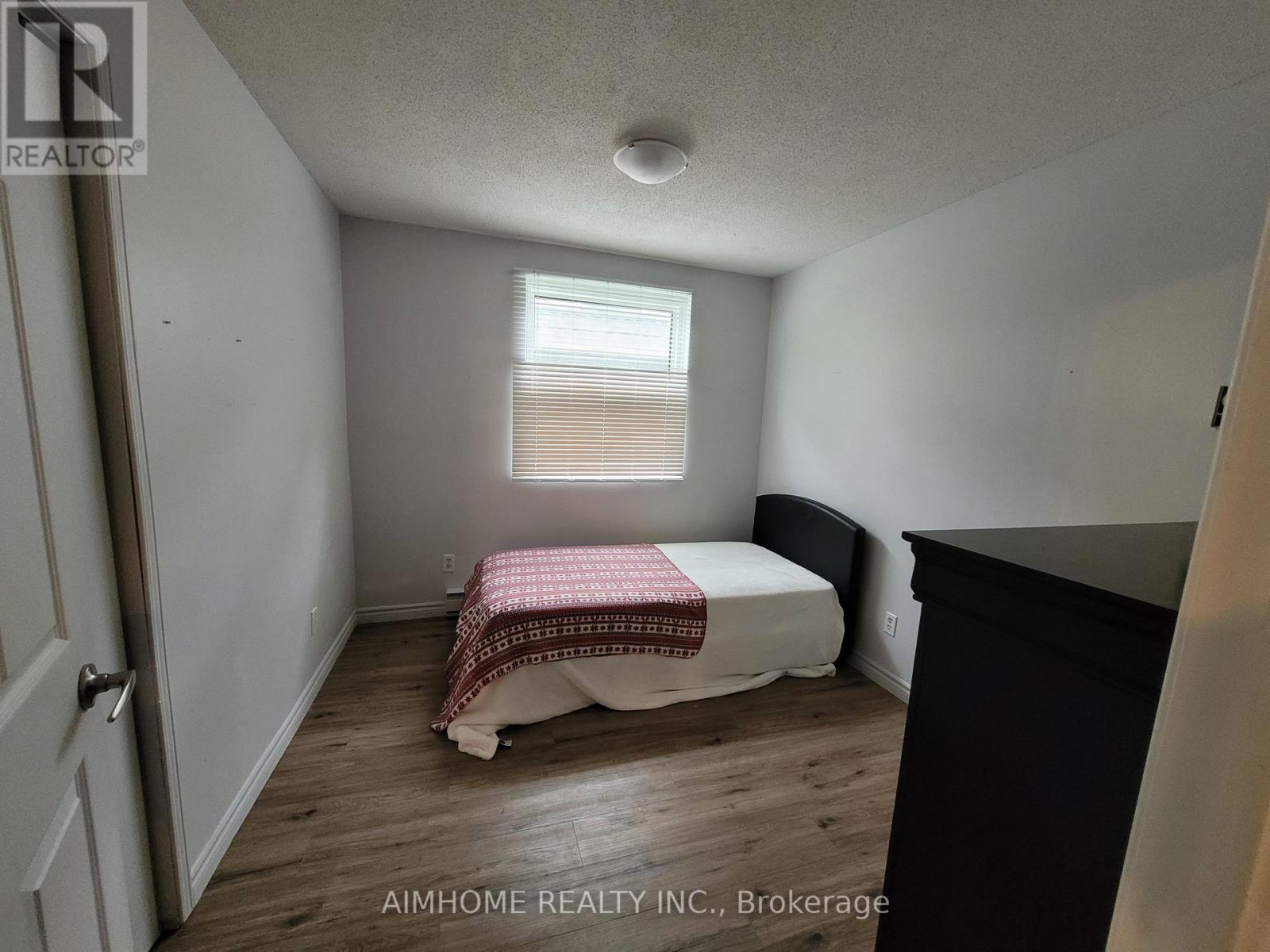 109 WESTMOUNT ROAD N - 8