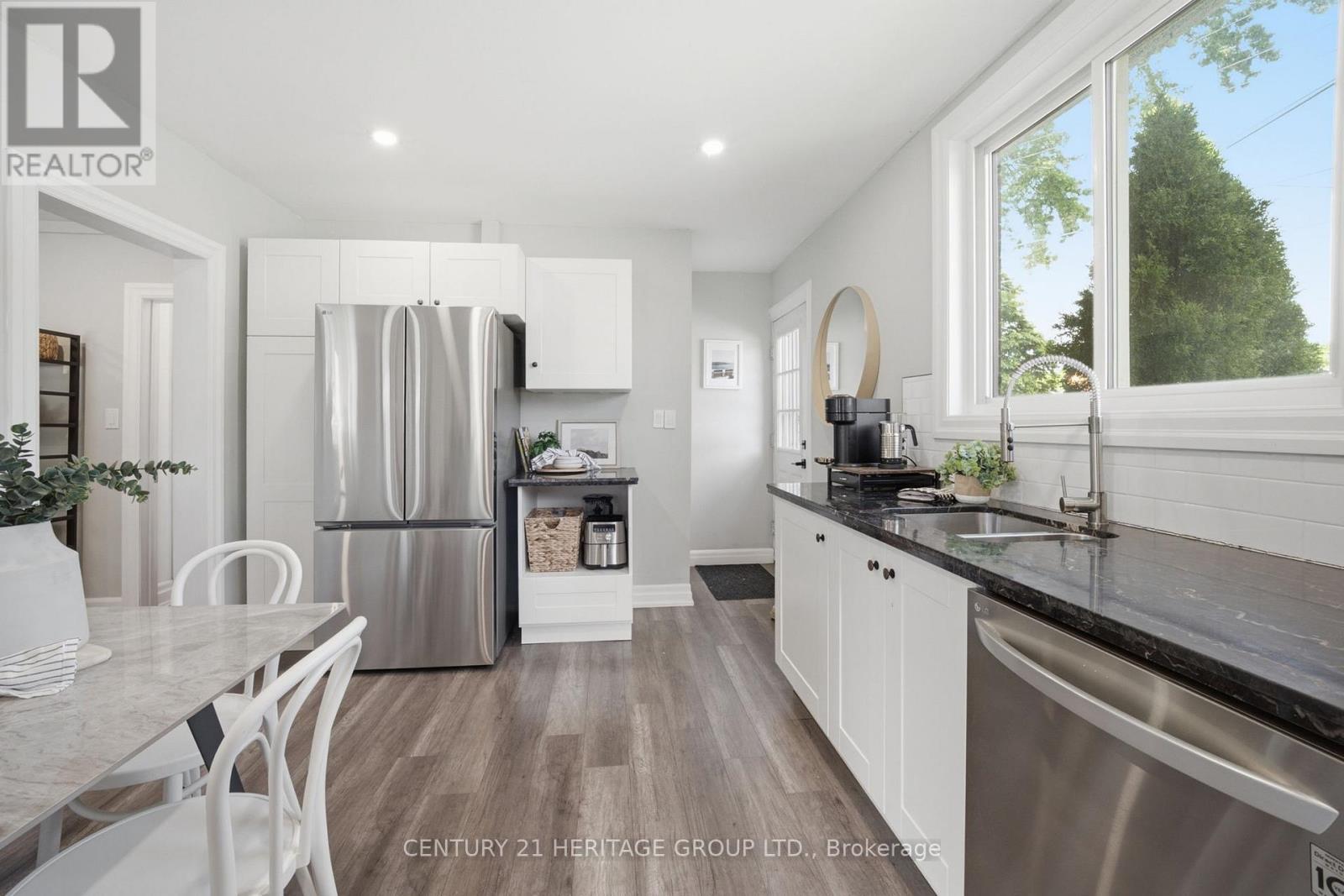 47 BRUCEDALE AVENUE E - 10