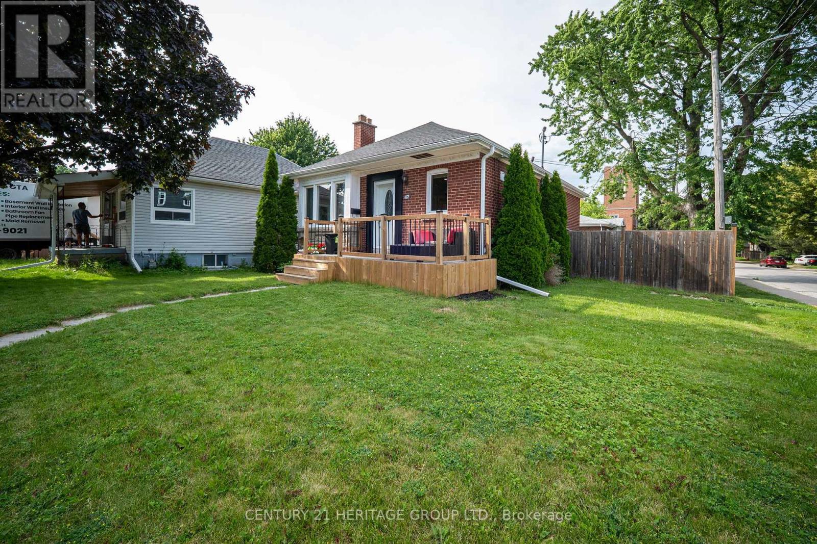 47 BRUCEDALE AVENUE E - 2