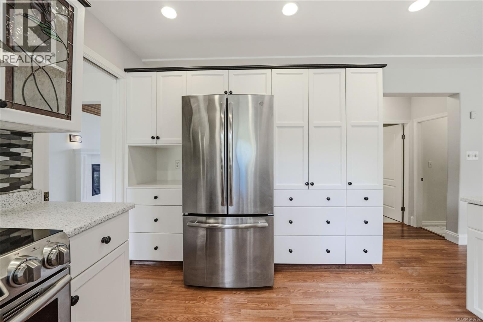 1688 Maple Bay Rd - 26