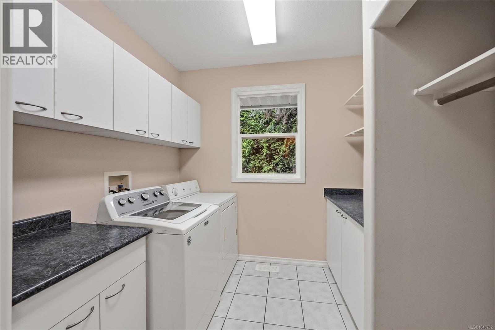 1688 Maple Bay Rd - 38