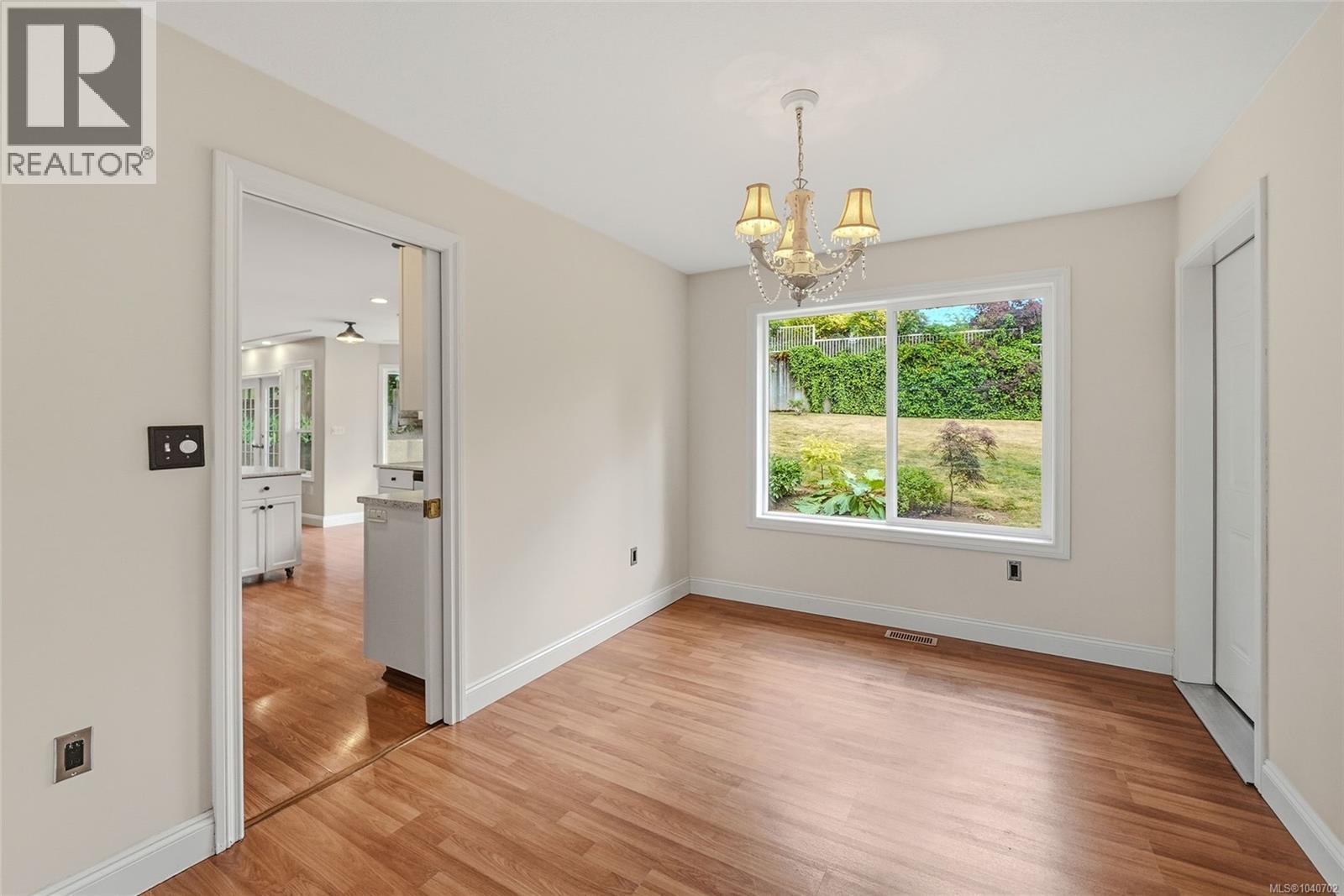 1688 Maple Bay Rd - 24