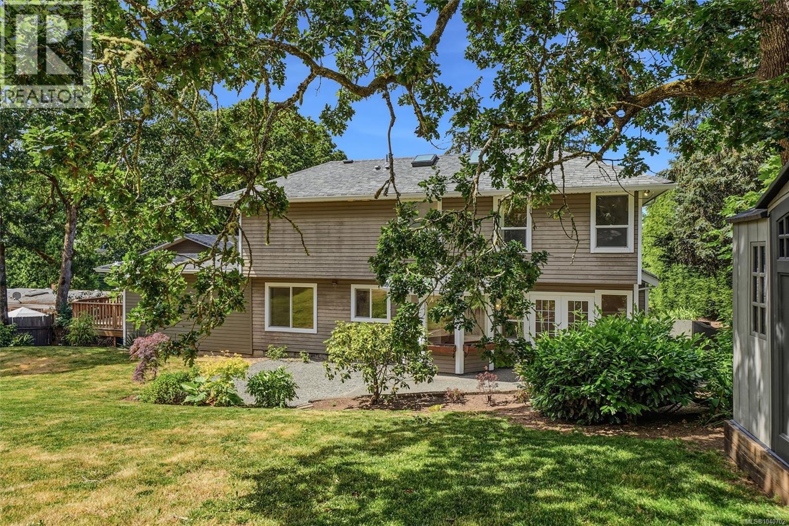 1688 Maple Bay Rd - 84