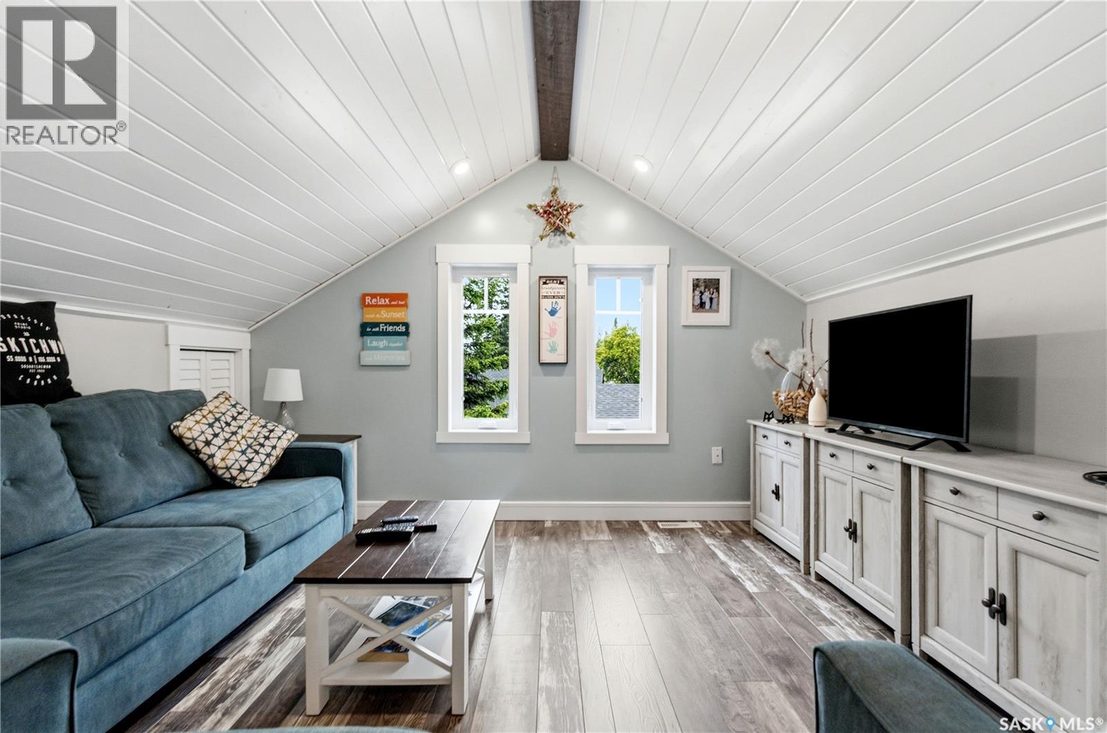 251 Lakeshore DRIVE - 44