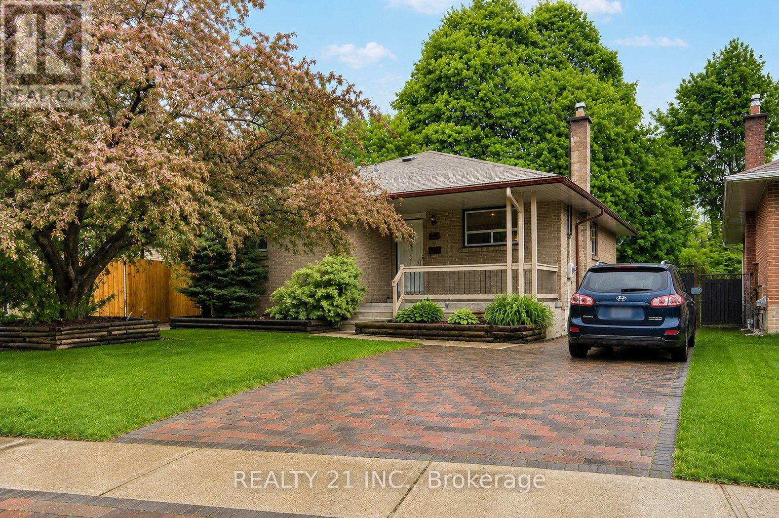 44 SUNDANCE CRESCENT - 1