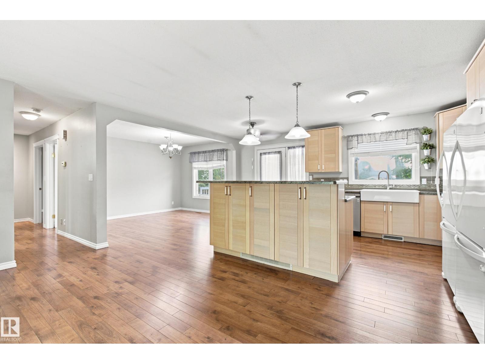 5507 47 ST - 13