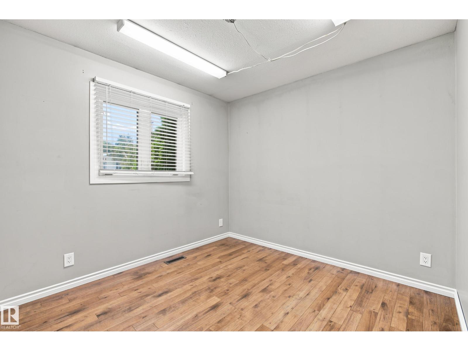 5507 47 ST - 22