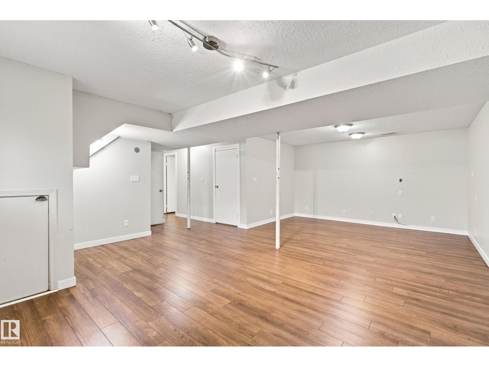5507 47 ST - 27