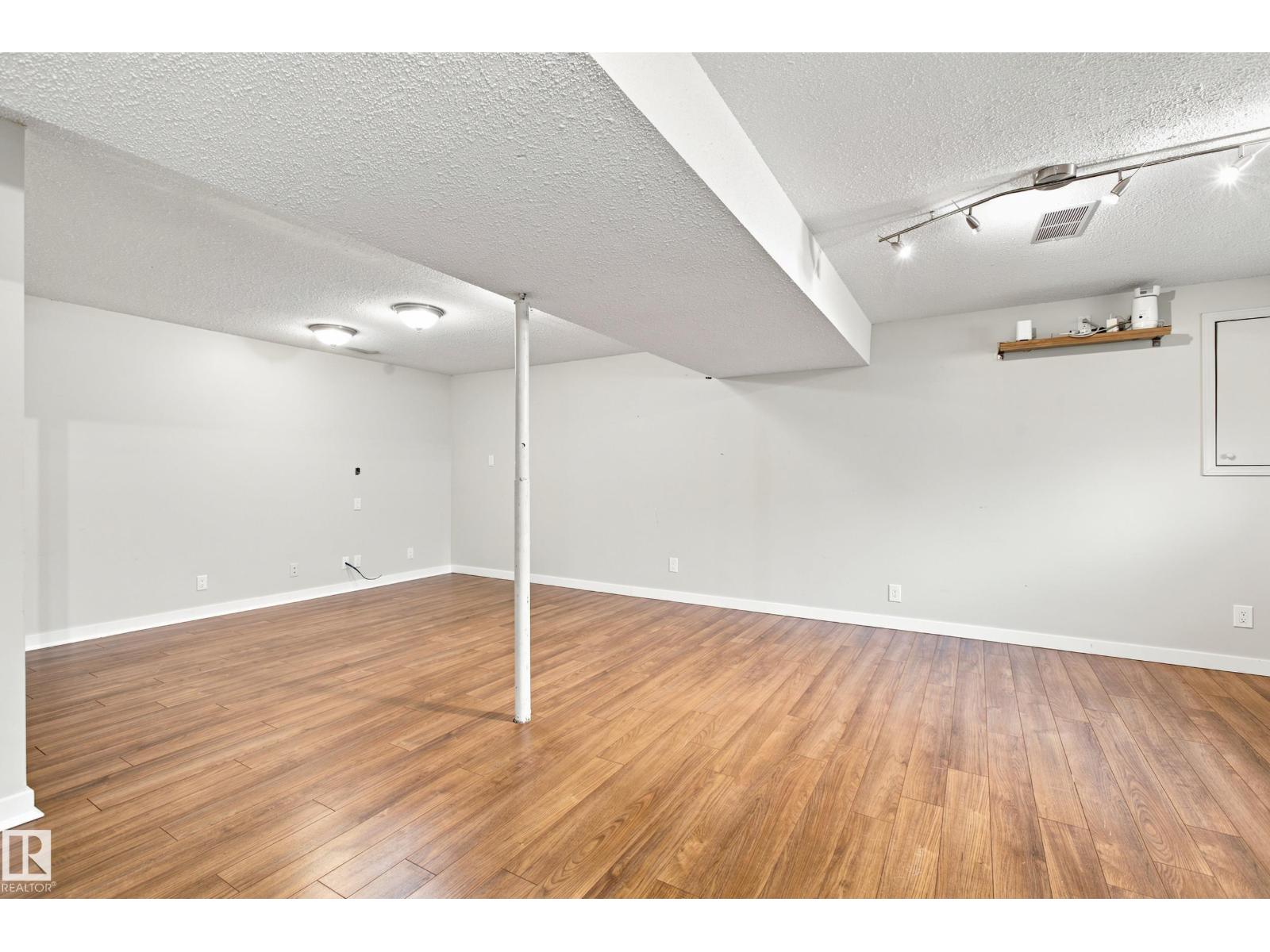 5507 47 ST - 29