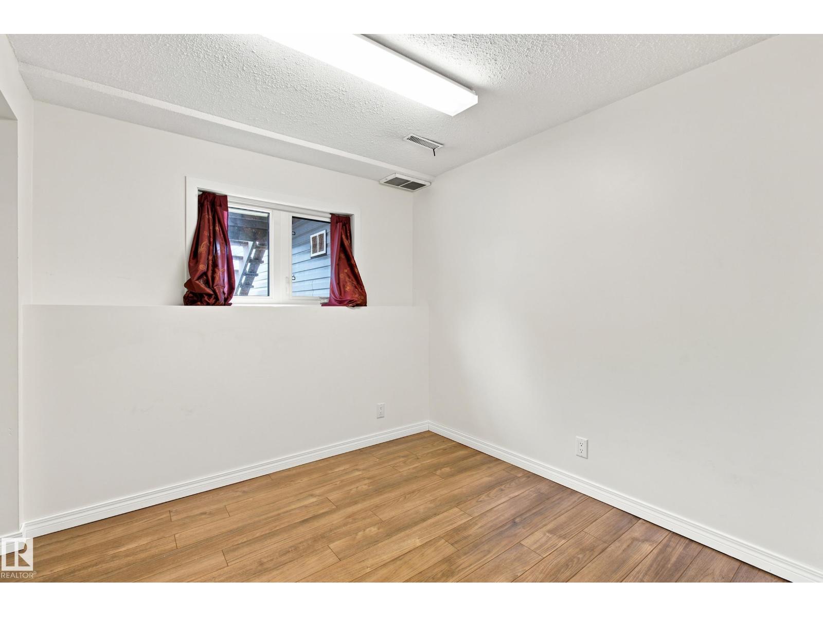 5507 47 ST - 34
