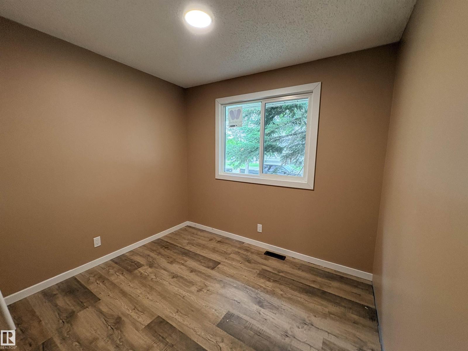 4418 45 AV — photo 10
