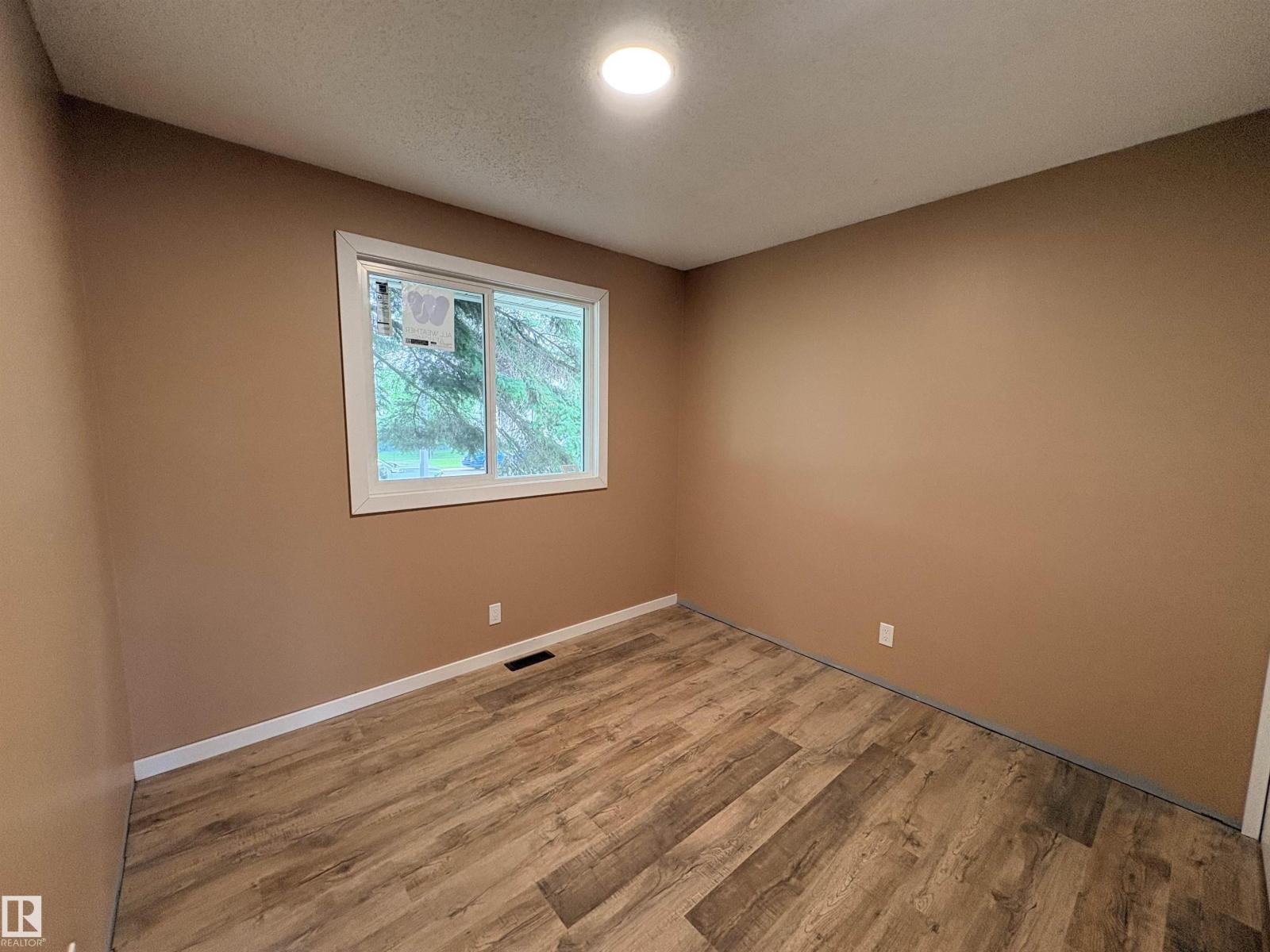 4418 45 AV — photo 8