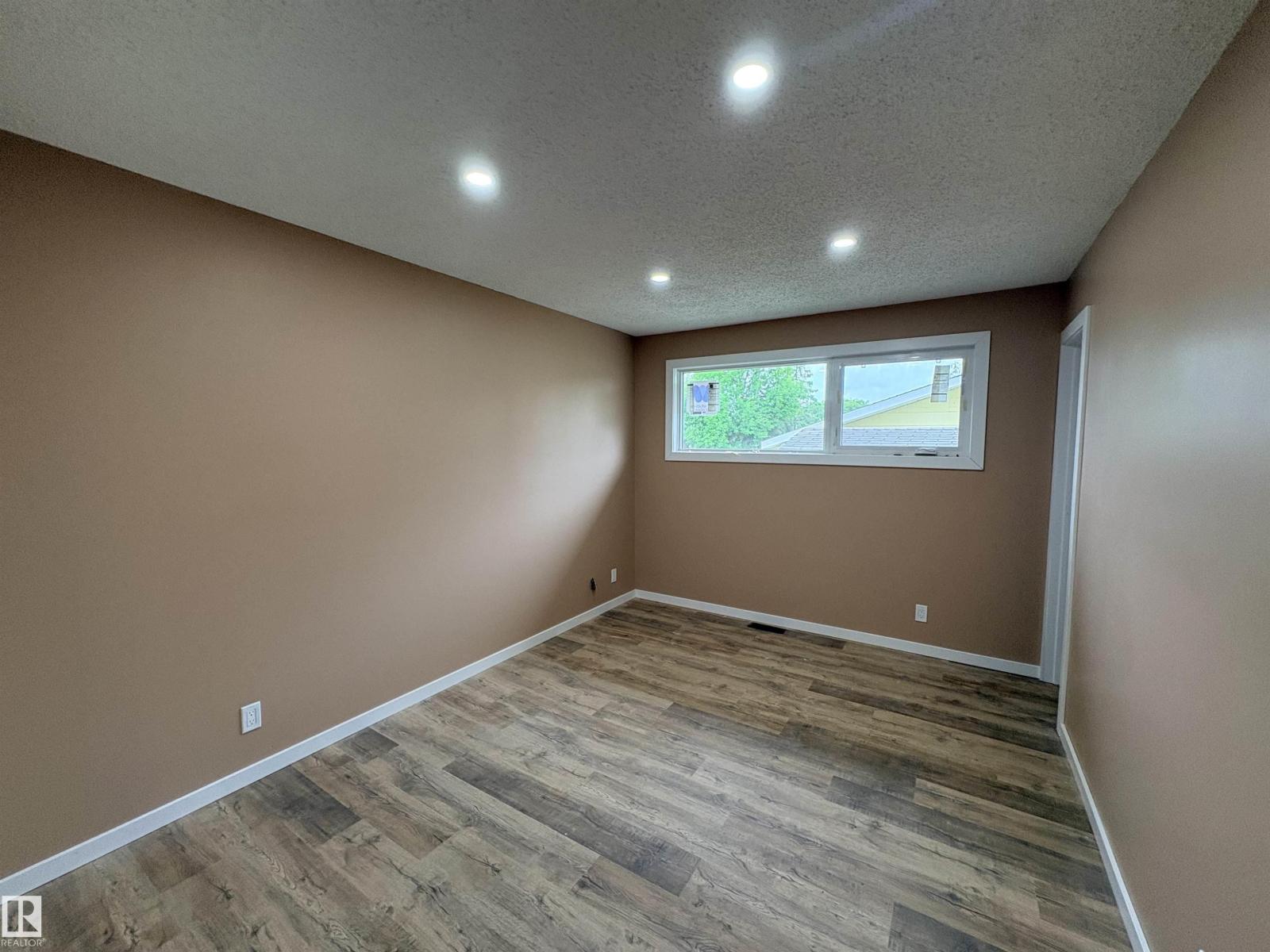 4418 45 AV — photo 6