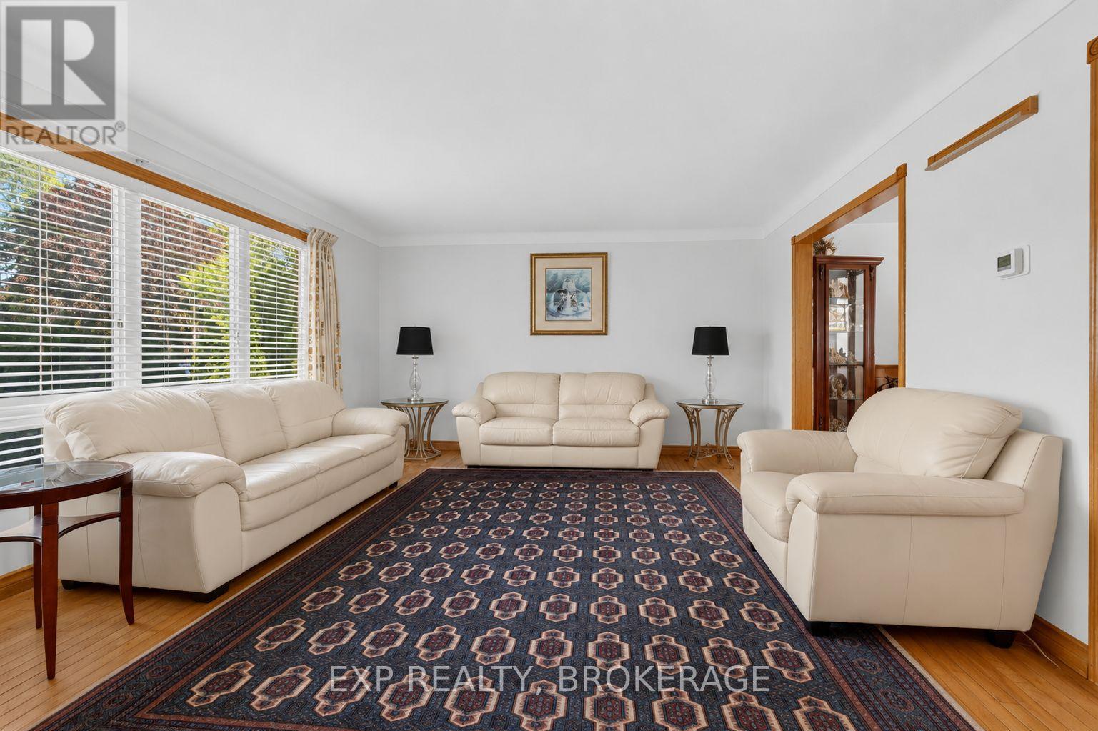 395 CARRIE CRESCENT - Image 3