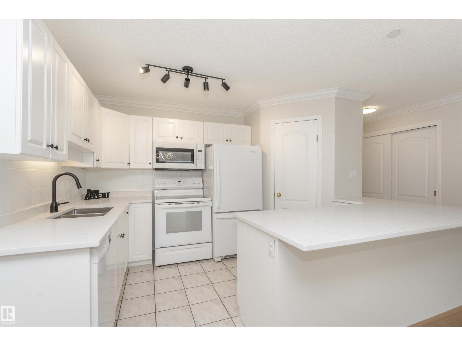 #304 20 ST JOSEPH ST — photo 8