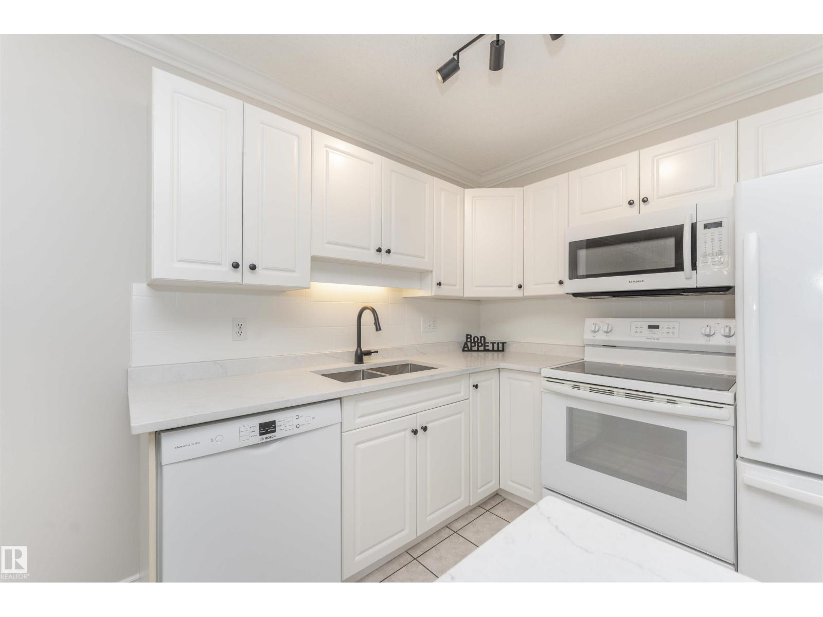 #304 20 ST JOSEPH ST — photo 9