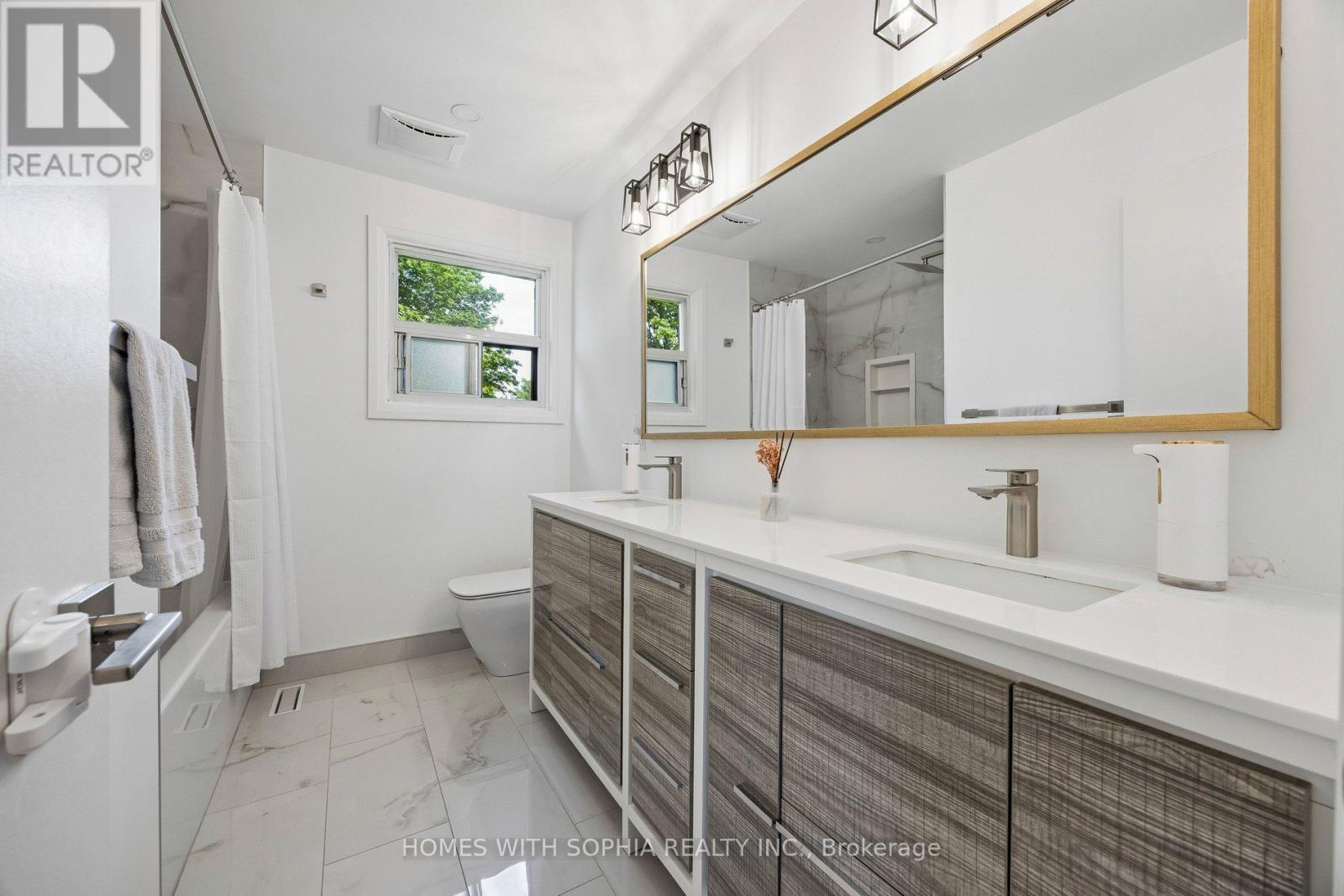 34 RUSTYWOOD DRIVE - 33
