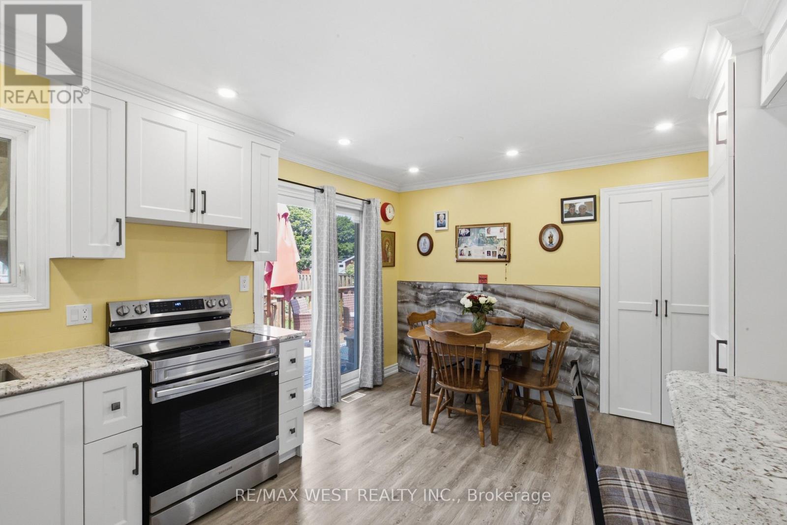 453 LEONARD AVENUE - 10