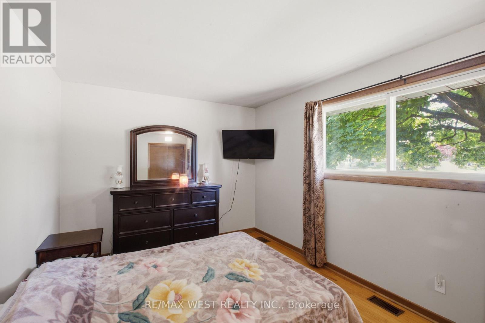 453 LEONARD AVENUE - 18