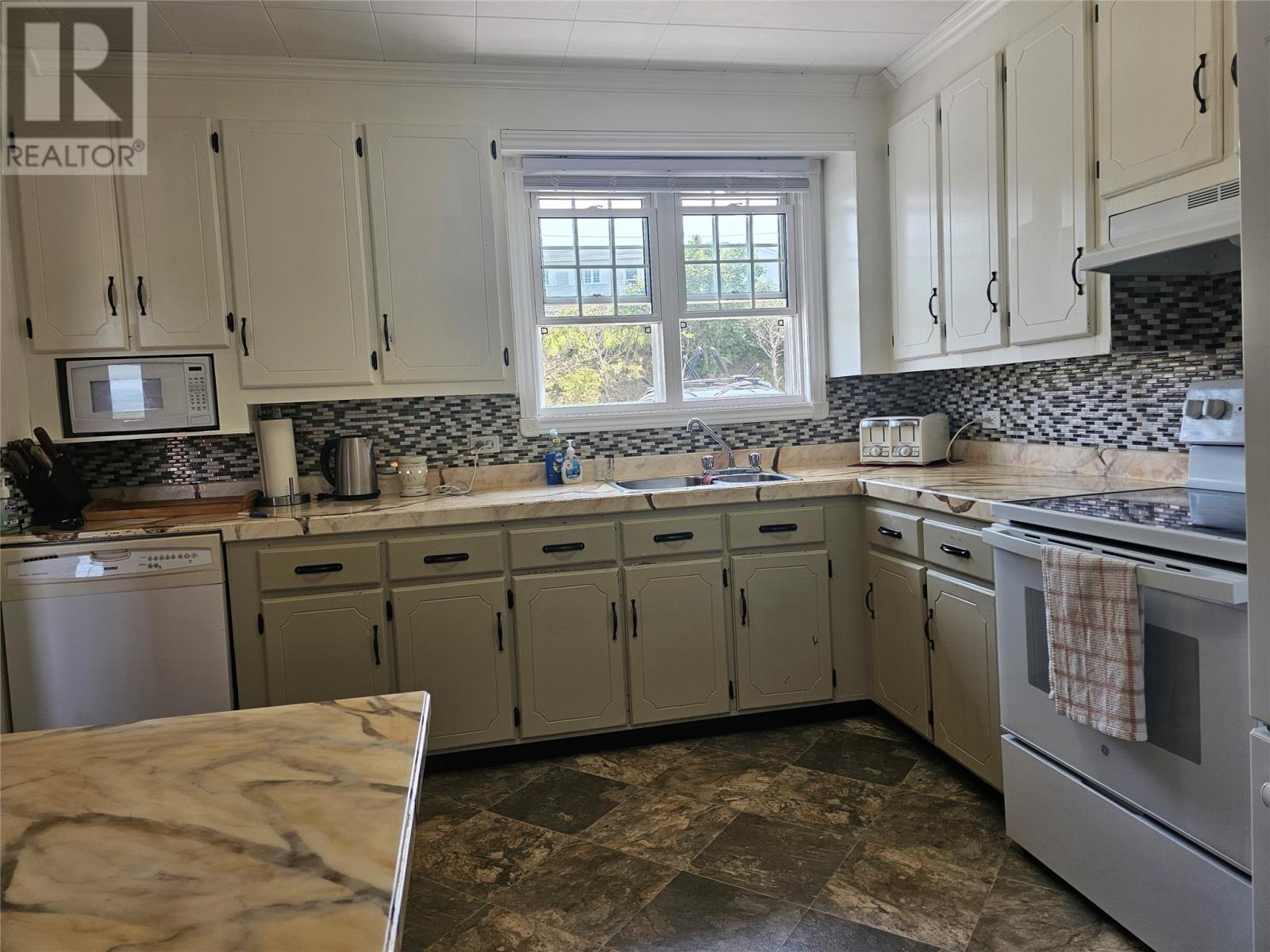 34 Grandview Crescent - 31