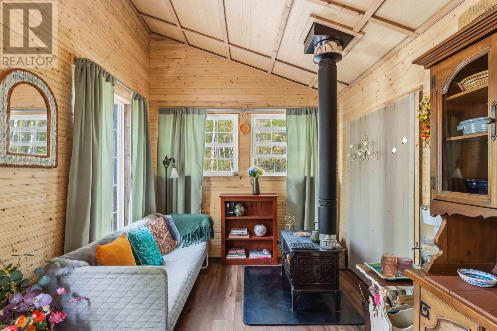 516 Greenland Road - 10