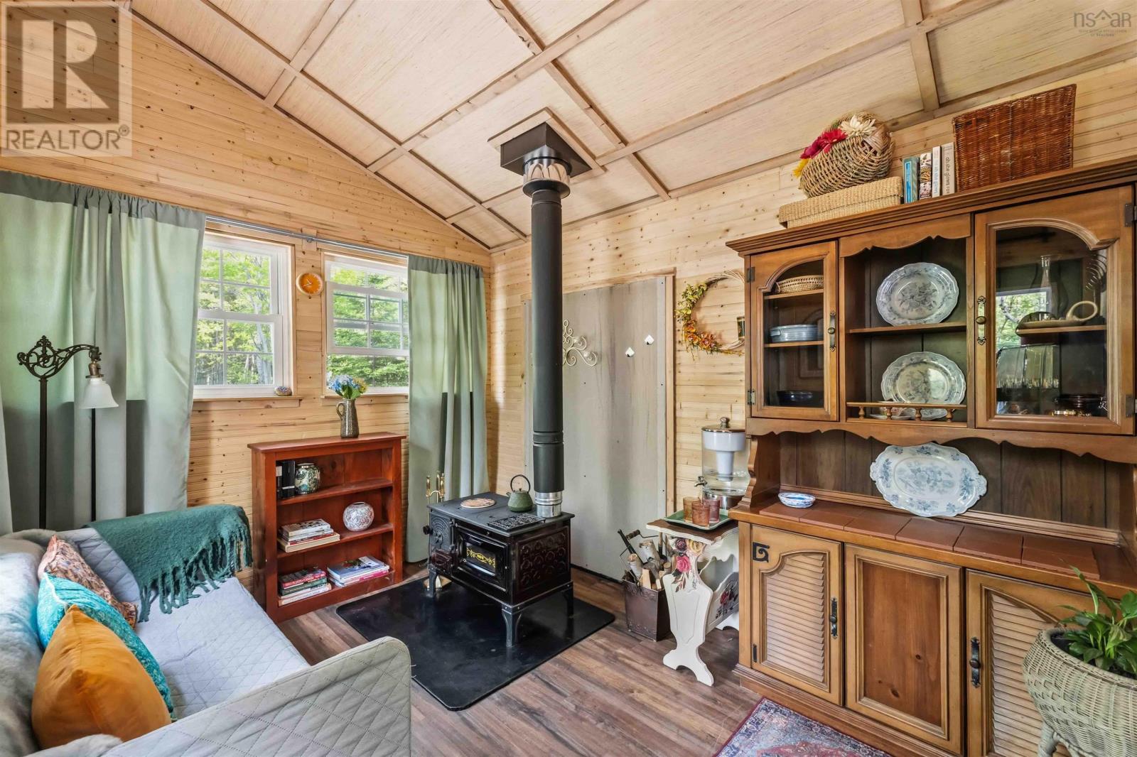 516 Greenland Road - 11