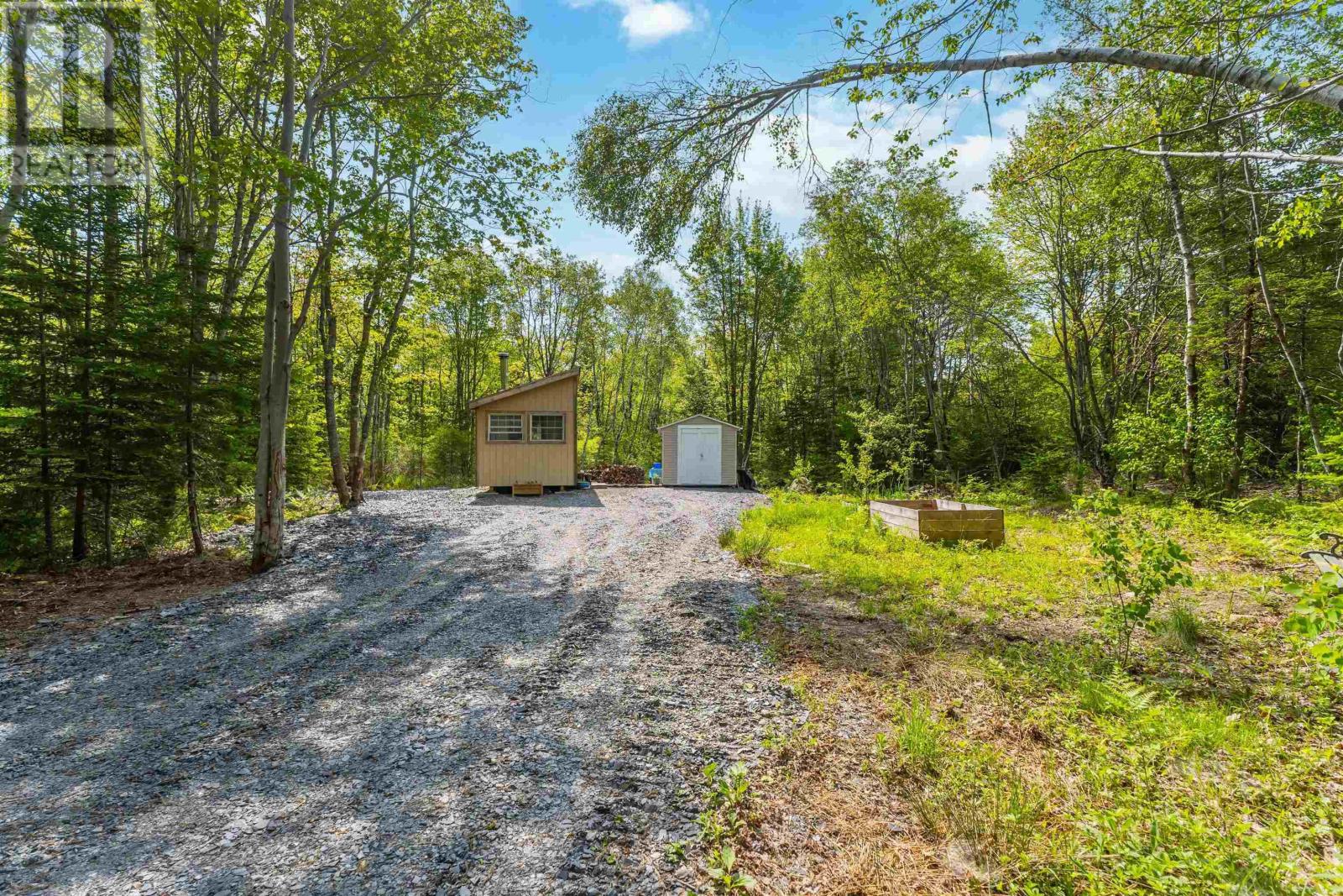 516 Greenland Road - 21