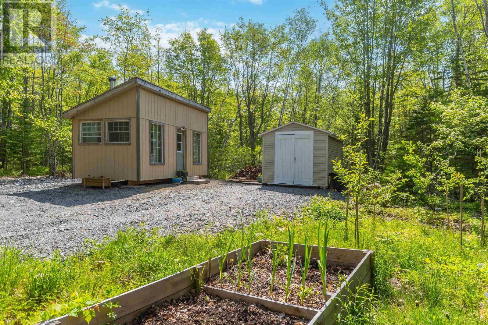 516 Greenland Road - 7