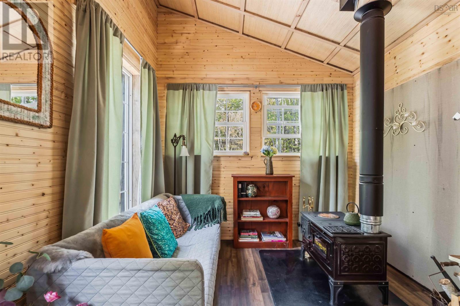 516 Greenland Road - 9