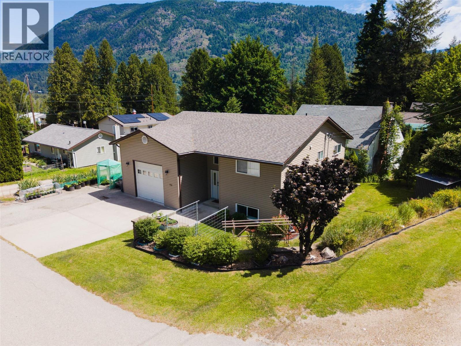 120 Kootenay Avenue - 1