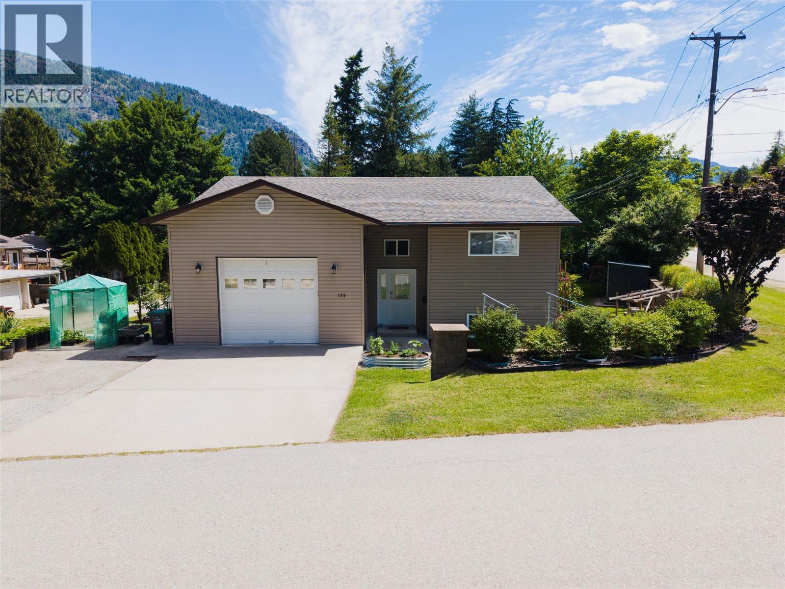 120 Kootenay Avenue - 2