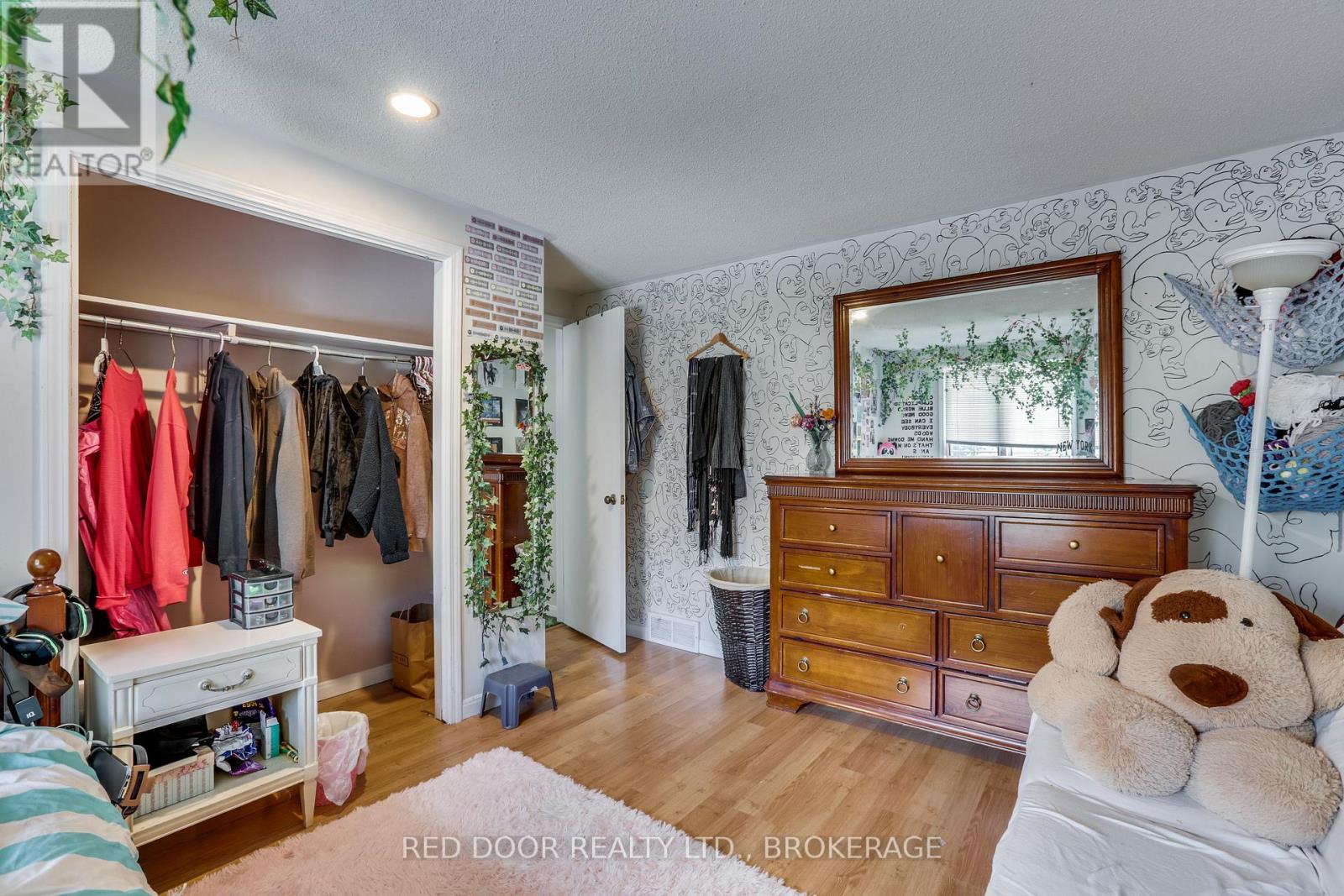 79 GREENBRIER CRESCENT - 32