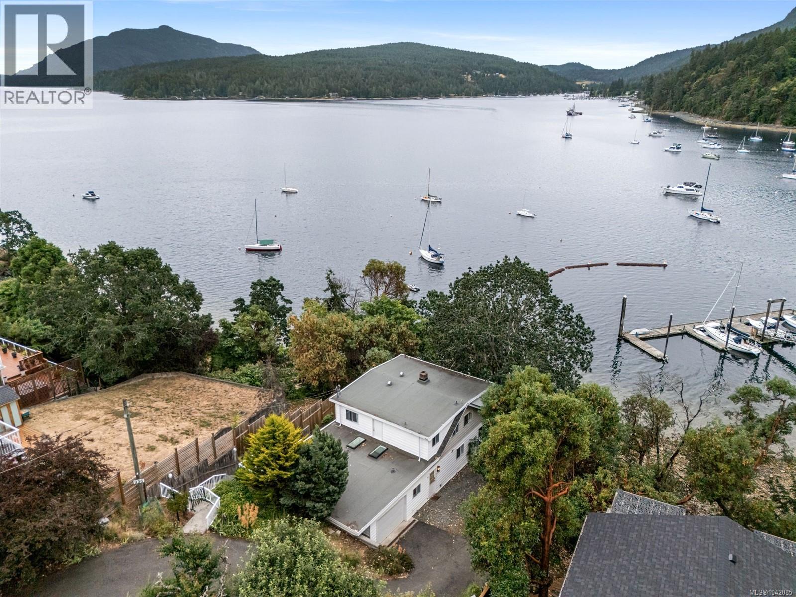 936 Arbutus Ave - 1