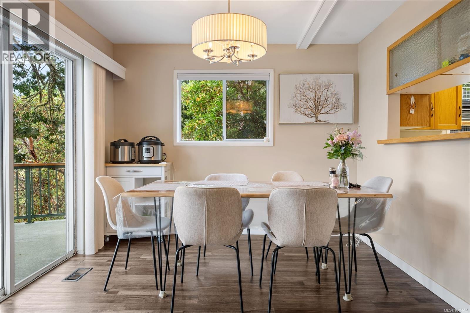 936 Arbutus Ave - 10