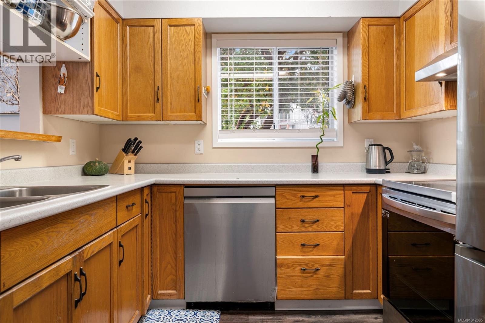 936 Arbutus Ave - 12