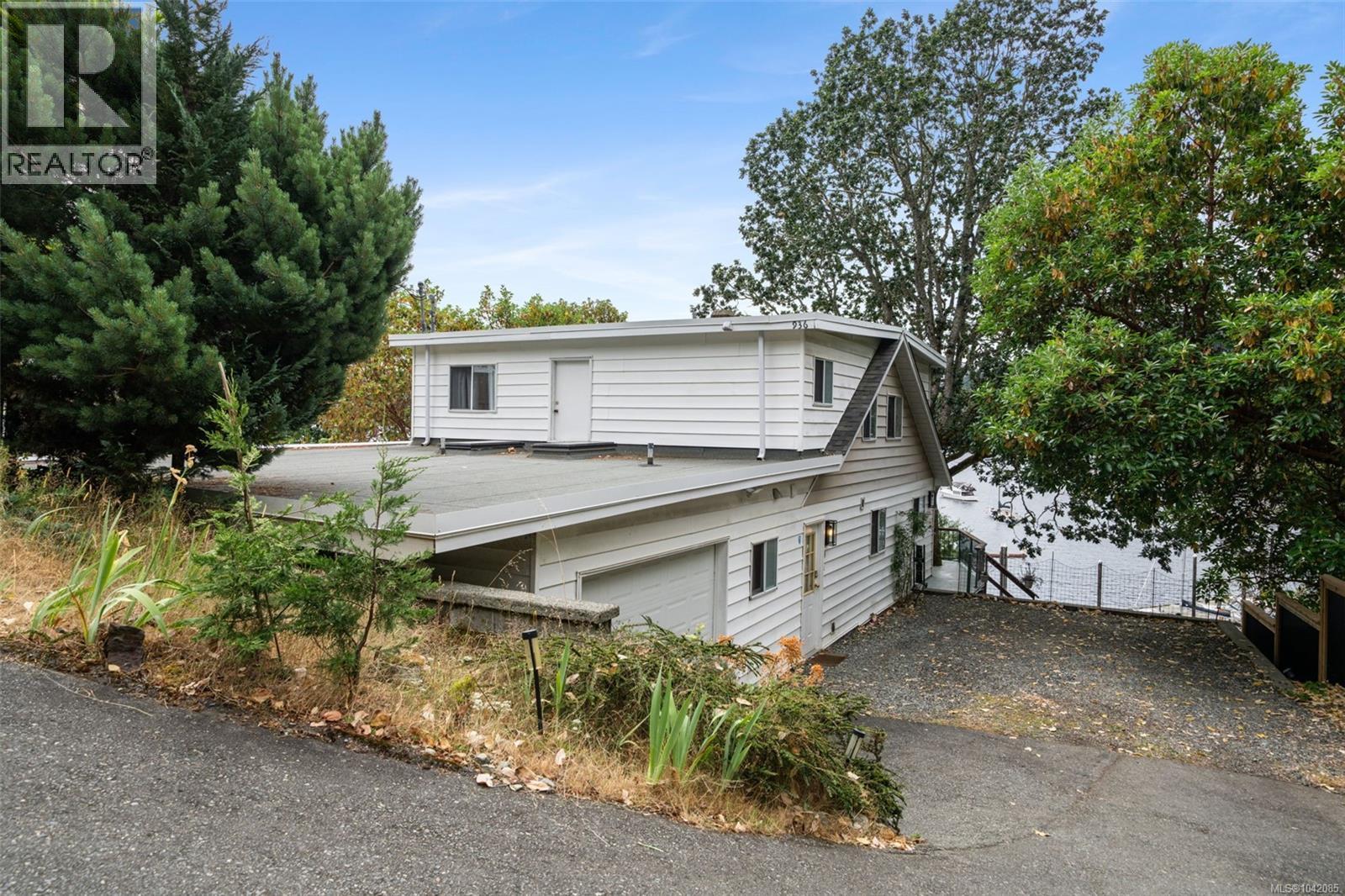 936 Arbutus Ave - 2