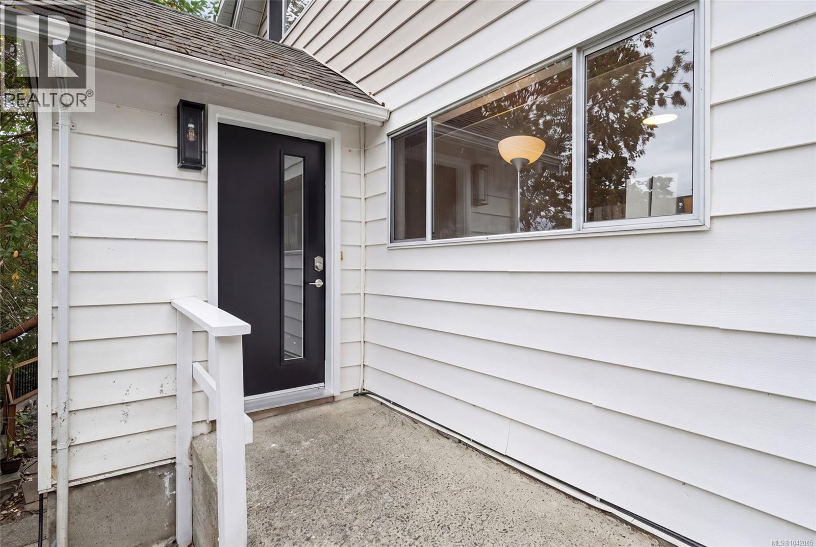 936 Arbutus Ave - 33