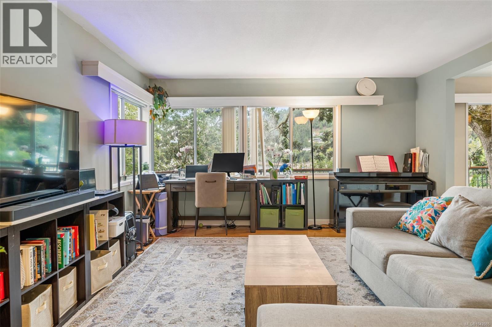 936 Arbutus Ave - 4