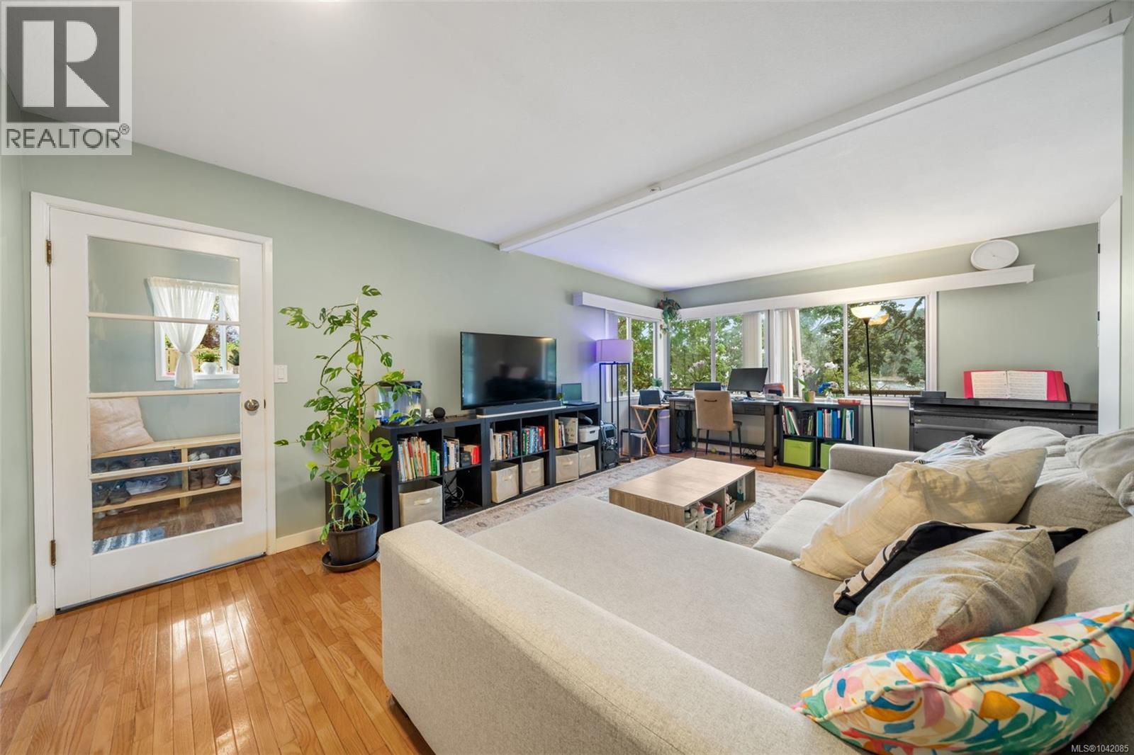 936 Arbutus Ave - 6