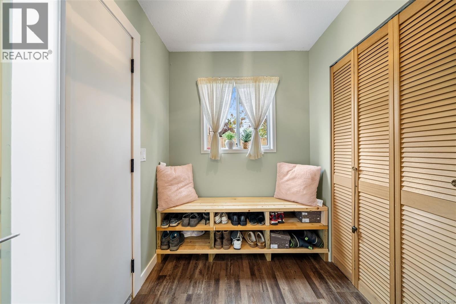 936 Arbutus Ave - 9